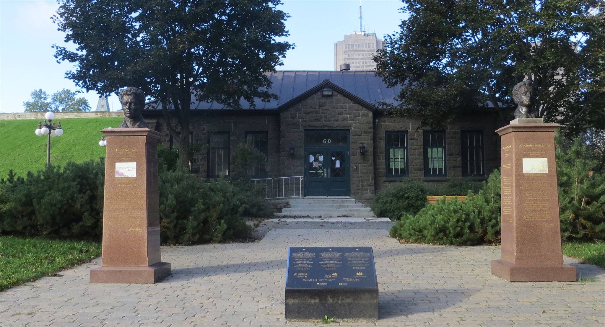 Памятники Эмилю Неллигану и Александру Пушкину