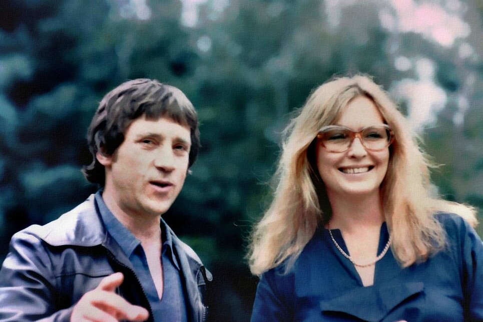 Марина Влади и Высоцкий рядом с 'Le Studio'